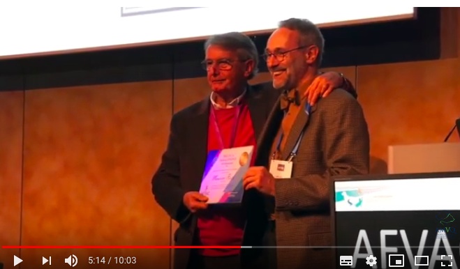 Maurice Roze s'est vu remettre le Prix de la francophonie vétérinaire par son confrère Michel Pépin, président de la FAFVAC